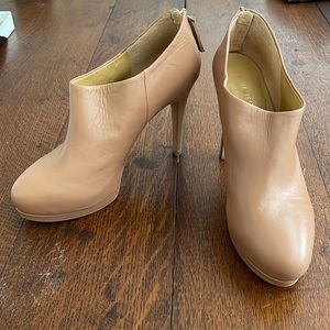 Nine West women’s booties size 9